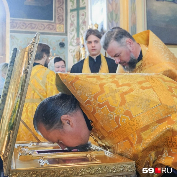 Первыми поклонились мощам священники | Источник: Тимофей Калмаков / 59.RU