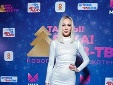 Упитанная Бузова, Седокова в леопарде, Подольская с сыном. Звезды на новогодней дискотеке МУЗ-ТВ