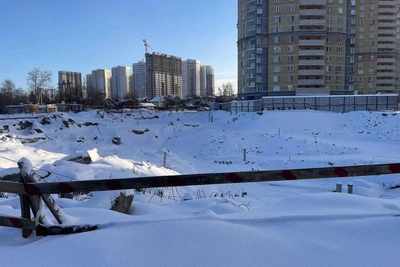 Yekaterinburg apartment buyers panic over frozen construction site