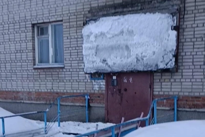 Обрушение козырька подъезда в Искитиме: никто не пострадал