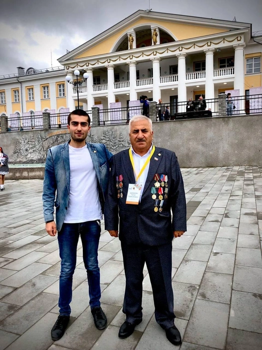 Грудь строителя украшена сильнее, чем у фронтовика | Источник: Гагик Далакян / ВКонтакте
