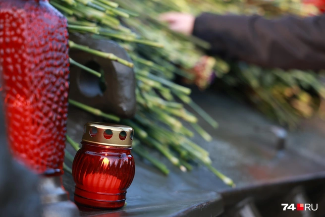 В память о погибших зажгли свечи | Источник: Михаил Шилкин