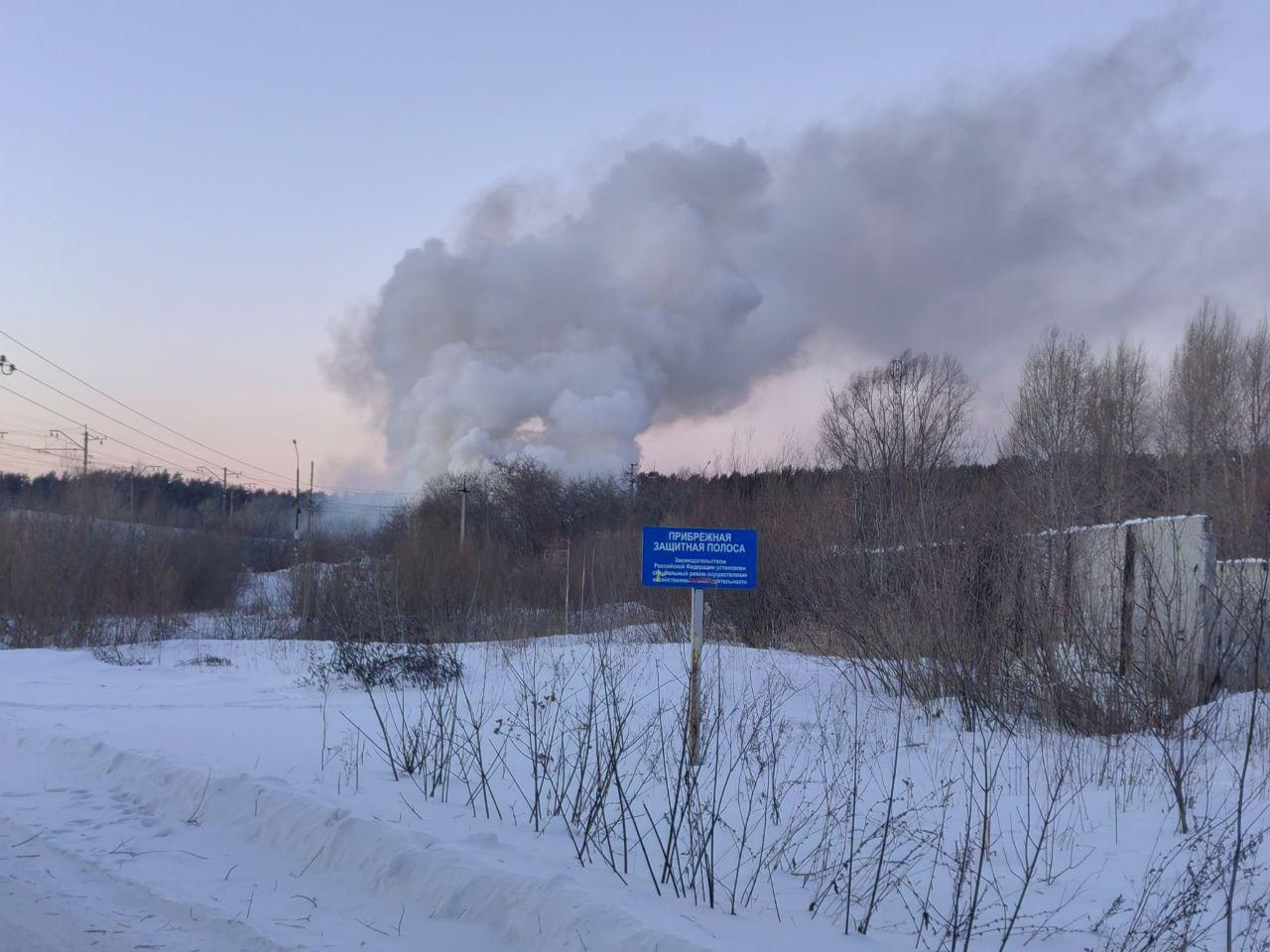 В Новосибирске произошел пожар около железной дороги, что загорелось в  Нижней Ельцовке - 16 января 2024 - НГС.ру