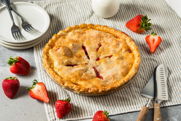 Самый быстрый рецепт пирога с клубникой в духовке | Источник: Shutterstock/Fotodom.ru