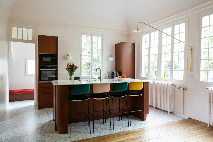 Дом под Парижем с остекленной столовой