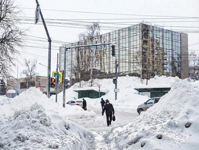 Даже после небольшого снегопада переход через дорогу превращается в серьезное испытание. | Источник: Артем Бауман / 76.RU, Полина Авдошина / Городские медиа