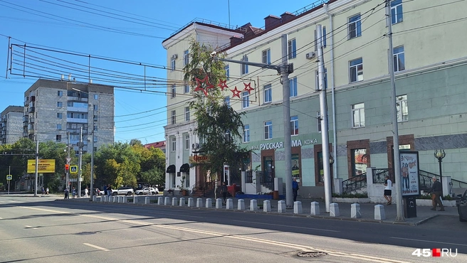 На стороне библиотеки Маяковского уже установлено 27 столбиков | Источник: Александр Лисихин / 45.RU 