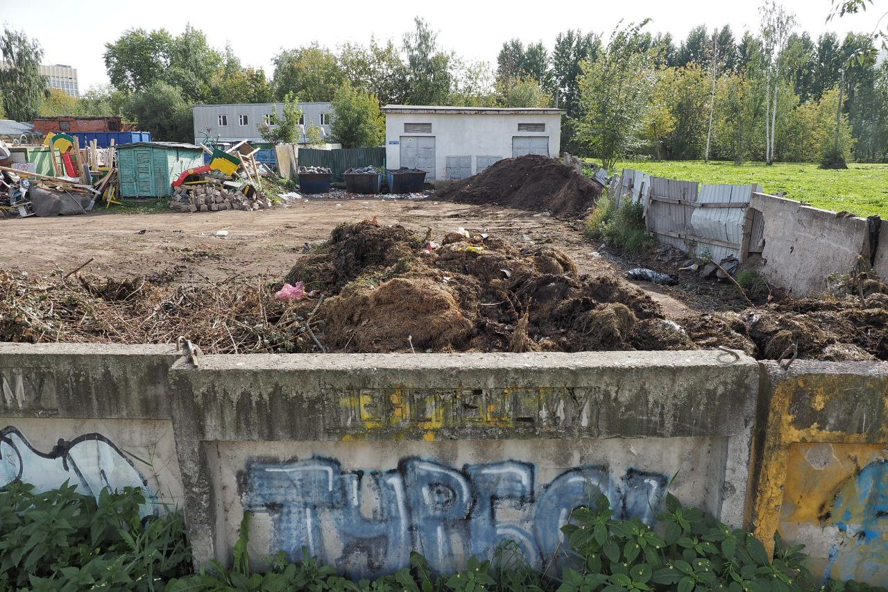 «Вдыхает все управление». Зловоние окутало здание ГАИ в Петербурге