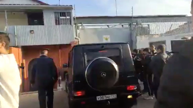 Во время выхода футболистов из колонии отчим Кокорина наехал на автомобиле на журналиста (видео)