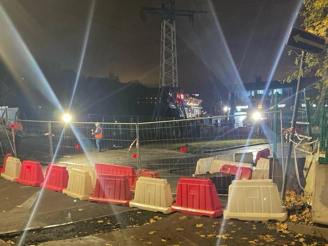 Расширение просадки. Водоканал объяснил, что случилось на улице Харченко | Источник: читатель «Фонтанки»