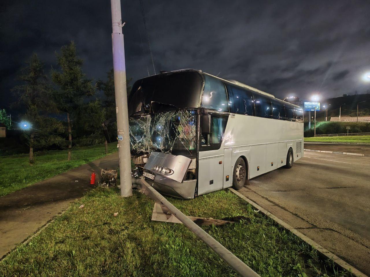 Междугородний автобус врезался в столб на Брянском кольце в Красноярске -  30 июля 2023 - НГС24.ру