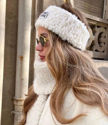 Повязка максимально бережно относится к укладке | Источник: ru.pinterest.com