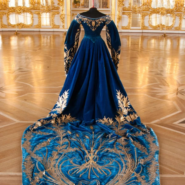 Платье парадное придворное великой княгини Ксении Александровны. Россия, Санкт-Петербург, Мастерская О.&nbsp;Н.&nbsp;Бульбенковой. 1894 | Источник: пресс-служба ГМЗ «Царское село»