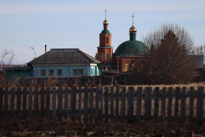 Утреннее Седельниково: памятник Ленину и могила партизан