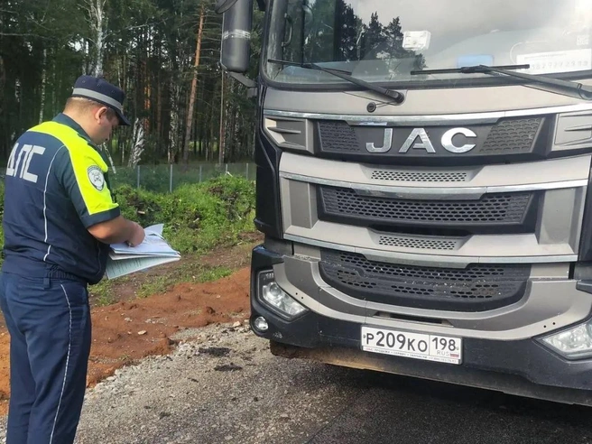 Автомобиль KIA сначала врезался в грузовик JAC | Источник: Госавтоинспекция Свердловской области 