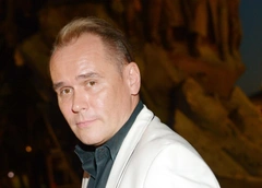 Усатова с яркой прической, обнимающая ее Куликова и радующийся подаркам Аверин: завершение съемок «Склифосовского»
