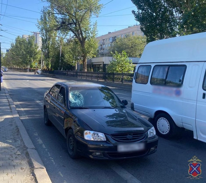От удара на лобовом стекле легковушки осталась серьезная вмятина | Источник: ГУ МВД России по Волгоградской области