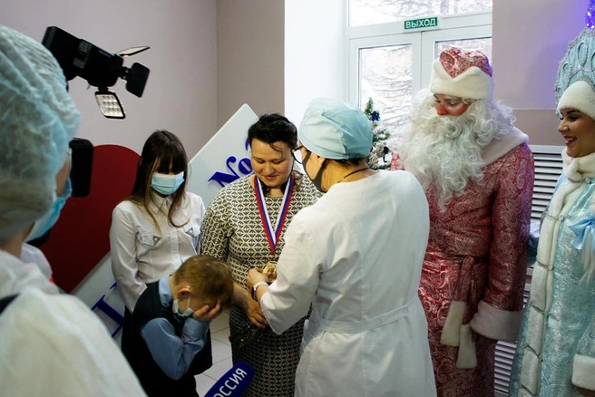 Один из детей Елены не смог сдержать слёз в такой торжественный момент | Источник: rd3ufa / Vk.com