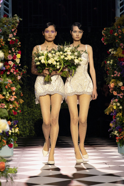 Парад невест и потная кожа: 7 лучших бьюти-трендов на весну и лето 2024 с Недели моды в Лондоне