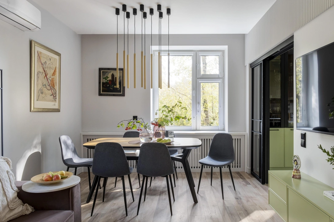 Краска, Benjamin Moore. Стол, Unika Møblar. Стулья, Deephouse. Плинтус Orac Décor. Картины из семейной коллекции заказчиков. Картины — из семейной коллекции заказчиков. | Источник: Сергей Петинов