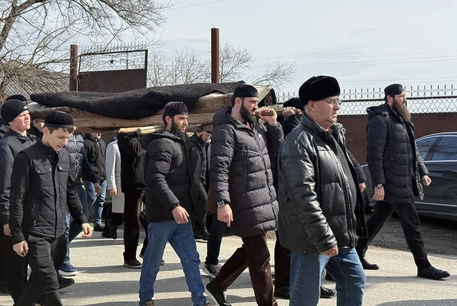 Проститься с бизнесменом пришли его родные и близкие | Источник: Таисия Боршигова/ТАСС