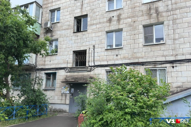 Окна в подъезде открыты нараспашку | Источник: Алексей Волхонский / V1.RU