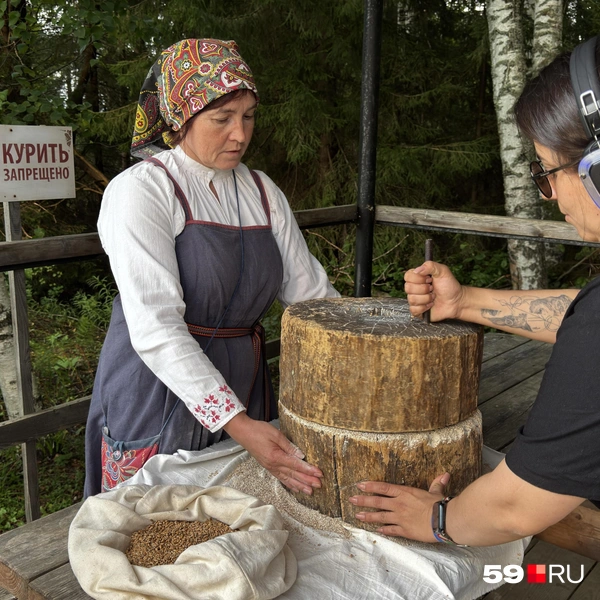 Гостья аудиоспектакля попробовала прокрутить деревянные жернова | Источник: Алексей Кожевников / 59.RU