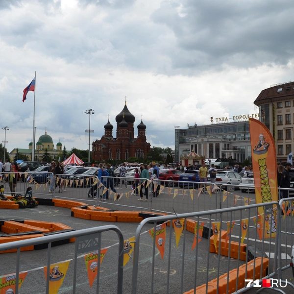 В центре всё пространство было занято в основном выставкой автомобилей | Источник: Максим Улитов / 71.RU
