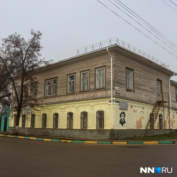 На здании, где останавливался поэт Александр Пушкин, установлена мемориальная доска | Источник: Наталья Бурухина / NN.RU