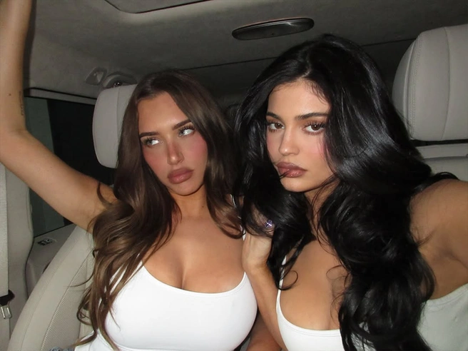 Подруги в белых топиках крупным планом | Источник: Instagram / @kyliejenner