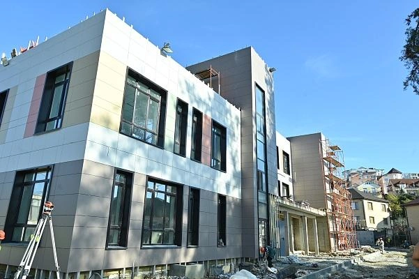 На строительной площадке задействованы 122 специалиста и 6 единиц техники. | Источник: sochi.ru