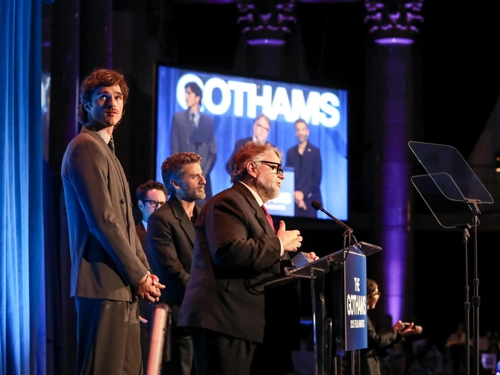 Джейкоб Элорди, Гильермо дель Торо и Оскар Айзек на сцене Gotham Awards 2025. 