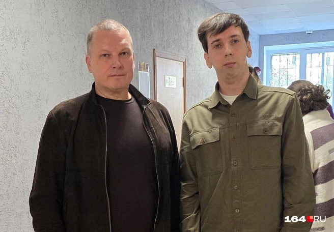 Михаил Новоярчиков (справа) с адвокатом | Источник: Семен Коротков-Майбах / 164.RU