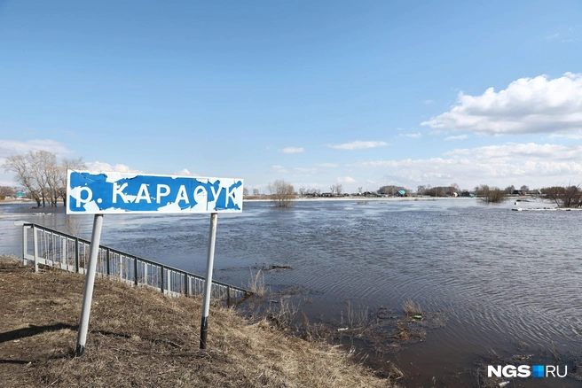По словам местных, лед на реке Карасук подрывали в начале апреля | Источник: Александр Ощепков / NGS.RU