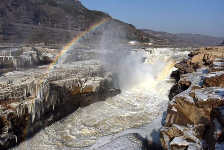 В Китае замерзает знаменитый водопад Хукоу