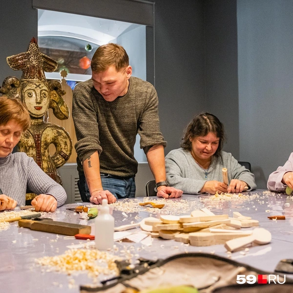 Что-то режут из дерева, стружки летят | Источник: Тимофей Калмаков / 59.RU