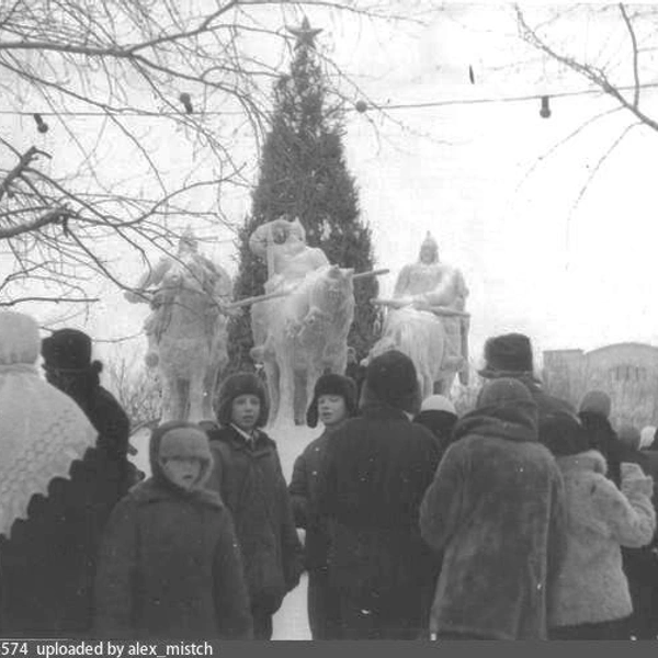 Городскую елку в 1949-м охраняли богатыри | Источник: Сергей Шестопал / Pastvu.com