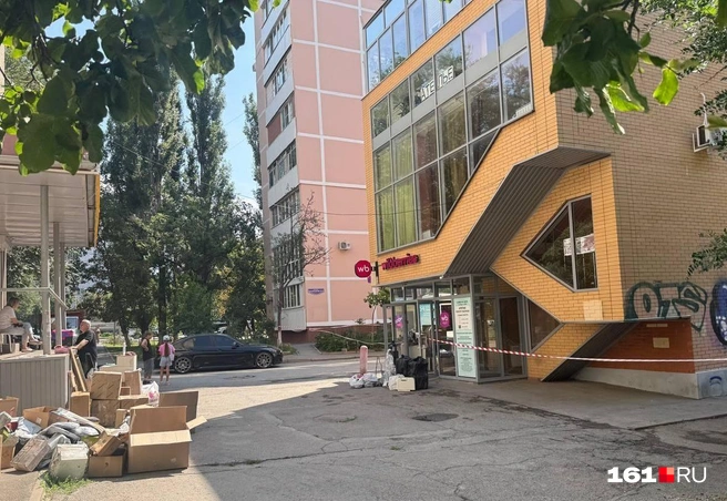 Сотрудник ПВЗ вытащили товар на улицу | Источник: Марина Рыбалкина / 161.RU