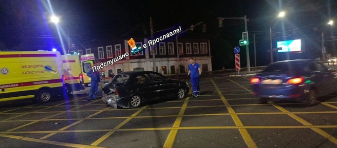 У одного из авто была разбита задняя часть | Источник: Подслушано в Ярославле! (18+) / Telegram