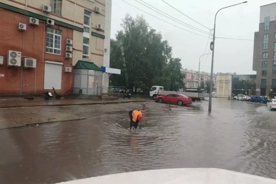 В Барнауле залило дороги после сильного ливня. Видео