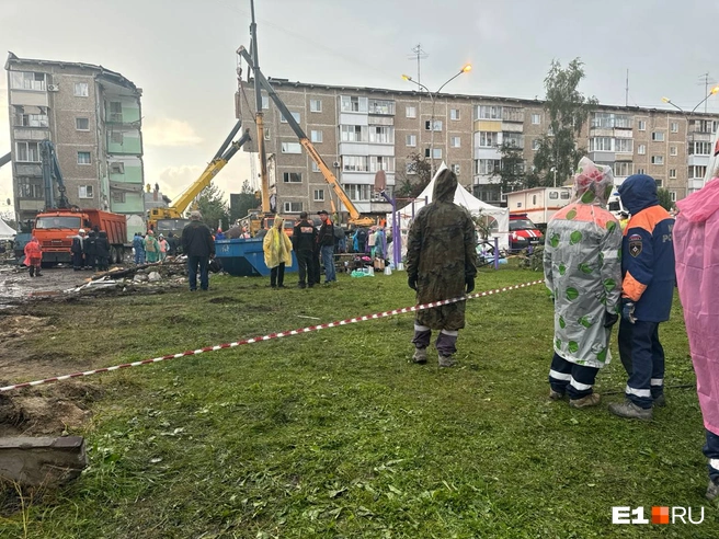 Вблизи снимать рыдающих родственников запрещают | Источник: Ирина Порозова / E1.RU