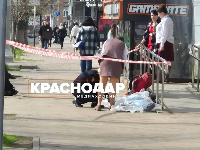 Приезжий пьяный лег спать у магазина и не проснулся | Источник: Телеканал «Краснодар» / T.me