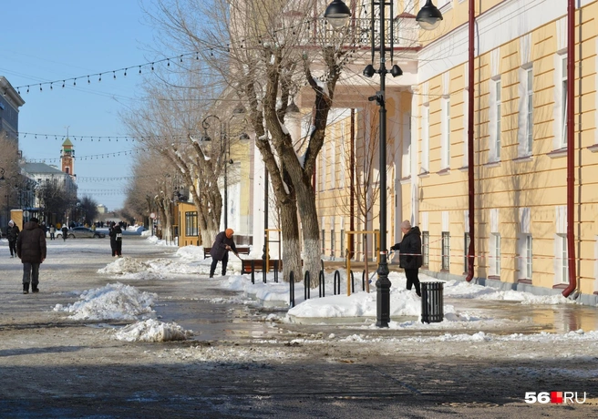 Дворники чистят снег у Физико-математического лицея | Источник: Анастасия Баринова / 56.RU