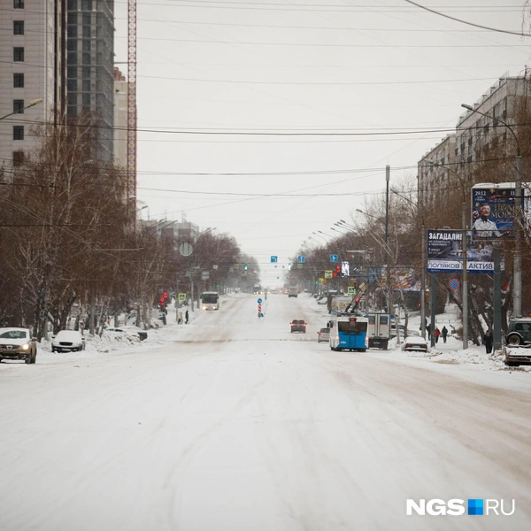На дорогах был только общественный транспорт | Источник: Андрей Бортко / NGS.RU