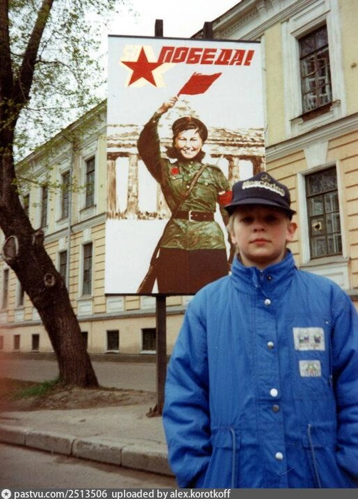 Автор снимка рассказал, что это фото было сделано в Томске в 1995 году&nbsp;— в 50-летнюю годовщину празднования Победы. Небольшое задание: найдите на снимке «Мерседес» | Источник: pastvu.com
