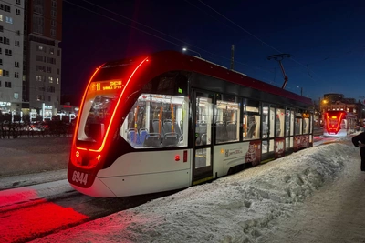 Трамвай №8 сошел с рельсов на улице Революции