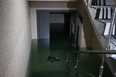 Flooding traps cars in ice at elite Novosibirsk residential complex