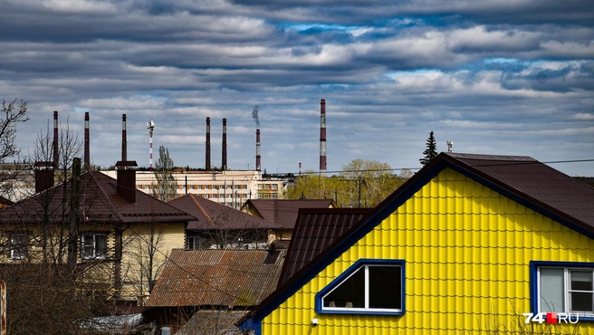 Я насчитал в общей сложности 9 труб, протыкающих небо Чебаркуля. Но, по словам местных, копоти и смога от них нет | Источник: Артем Краснов