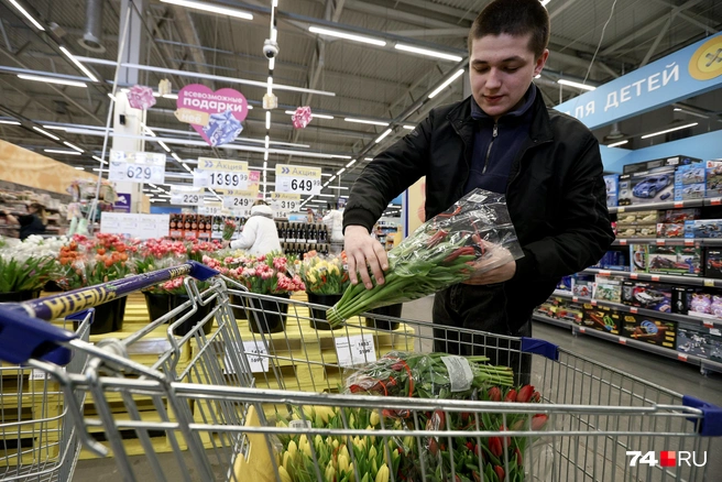 В супермаркете выгодно закупить тюльпаны для корпоративного поздравления | Источник: Наталья Лапцевич