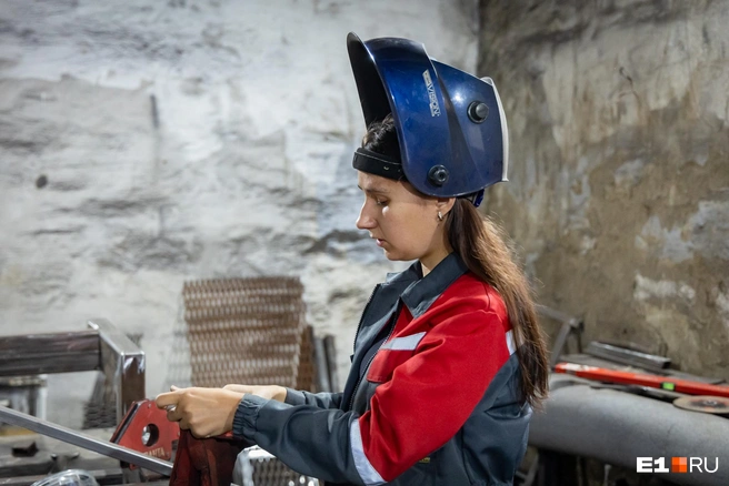 Сварщиком Катя устроилась очень быстро, тут не возникло таких проблем, как с автосервисами | Источник: Владислав Лоншаков / E1.RU